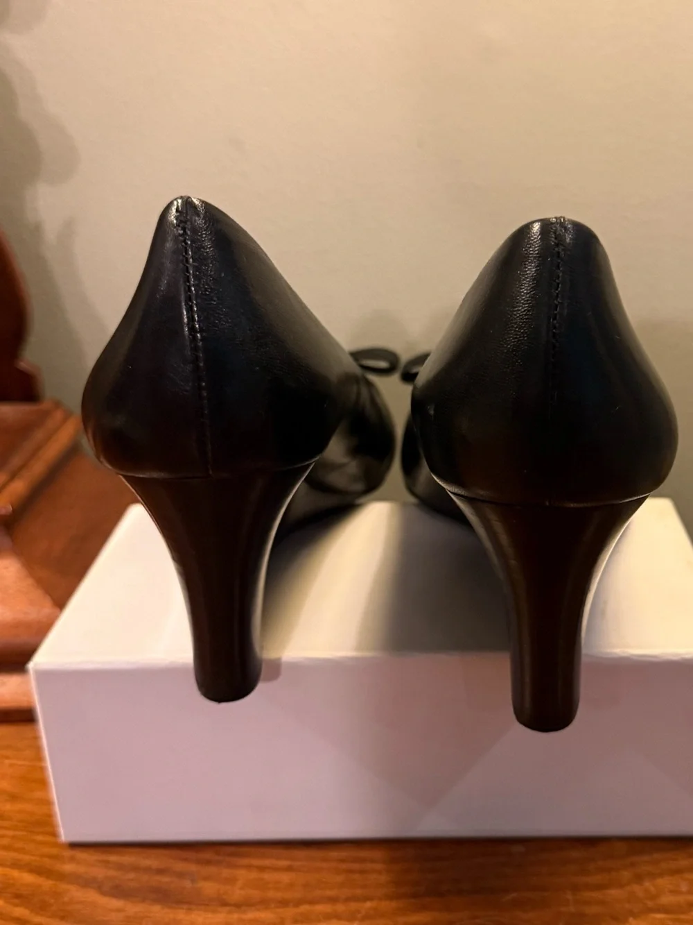 Tory Burch Black Leather Gold Gemini Link Bow Wedge Pumps Size 10.5